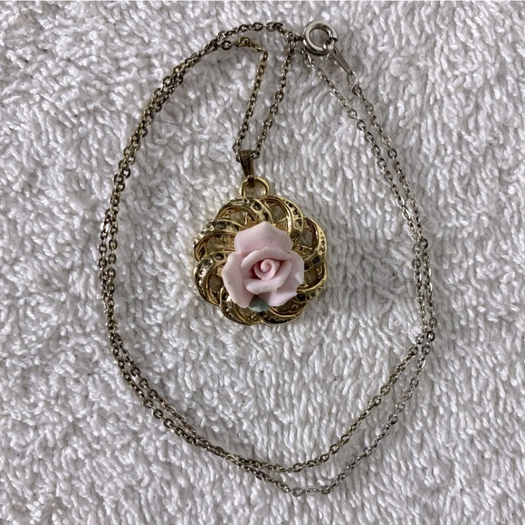 Vintage Ceramic Pink Rose Pendant In Gold Tone Setting Necklace - Picture 1 of 7